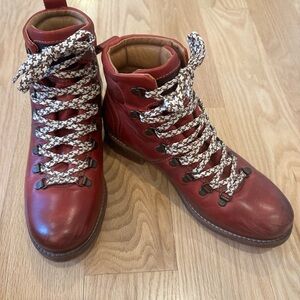 Taos Alpines Women’s Red boot. Great condition- barely used! 8-8.5 us/ 39 eu.